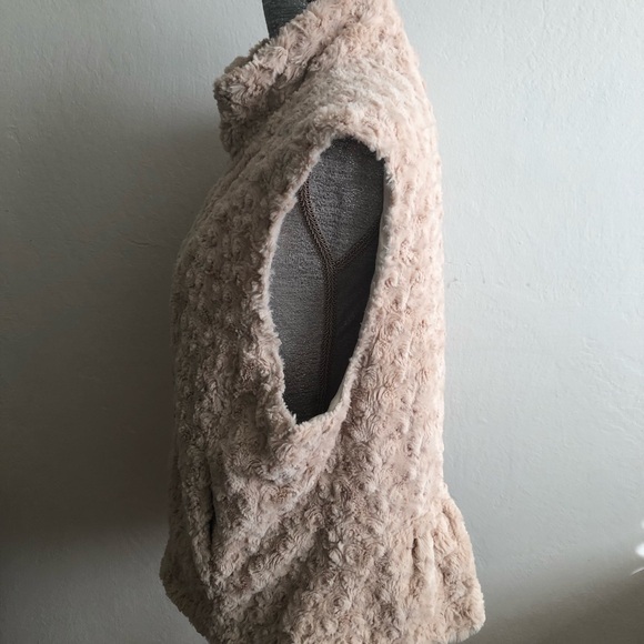 Sisters outerwear faux for vest zipper up in front pockets in front vest - Picture 3 of 5